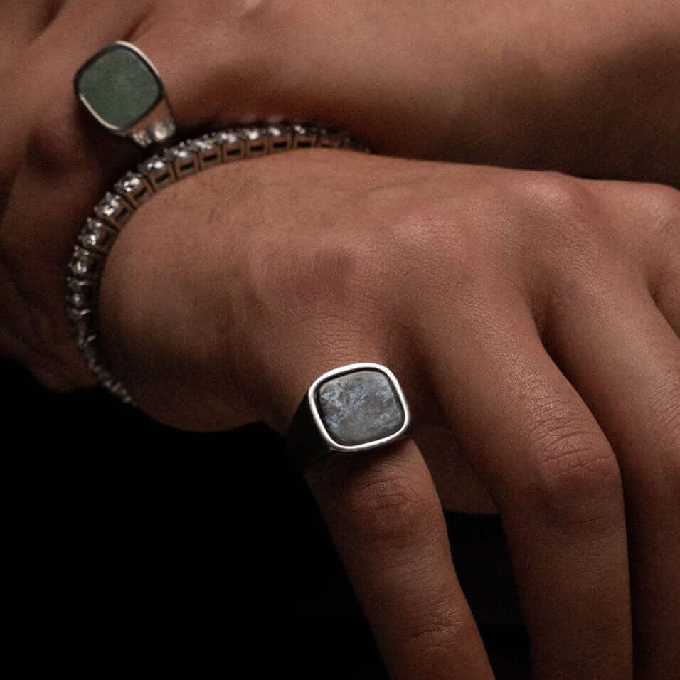 Anillo cuadrado con piedra