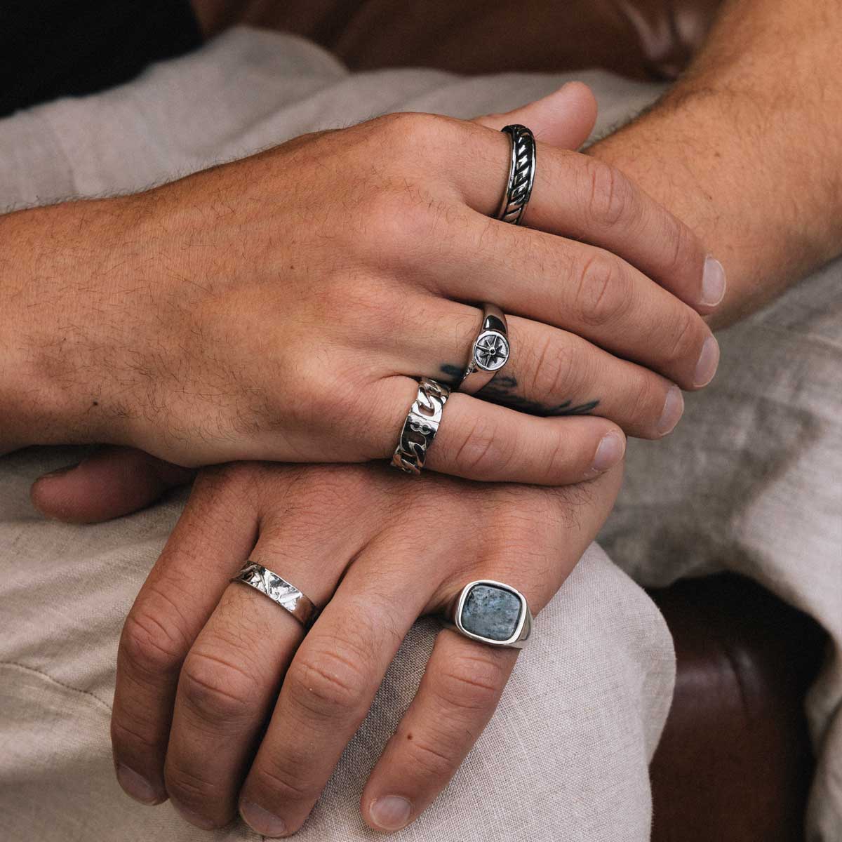 Anillo cuadrado con piedra